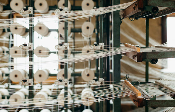 シャットル織機と職人