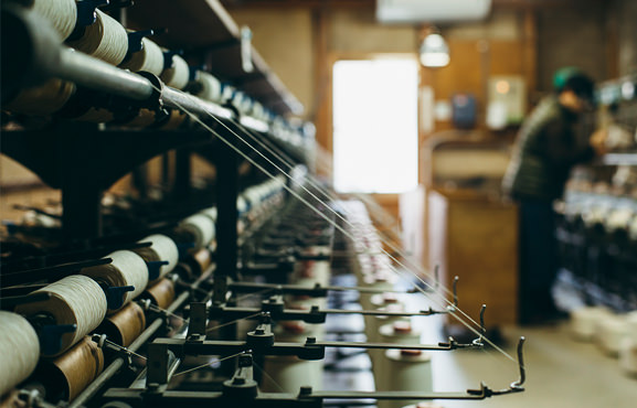シャットル織機と職人