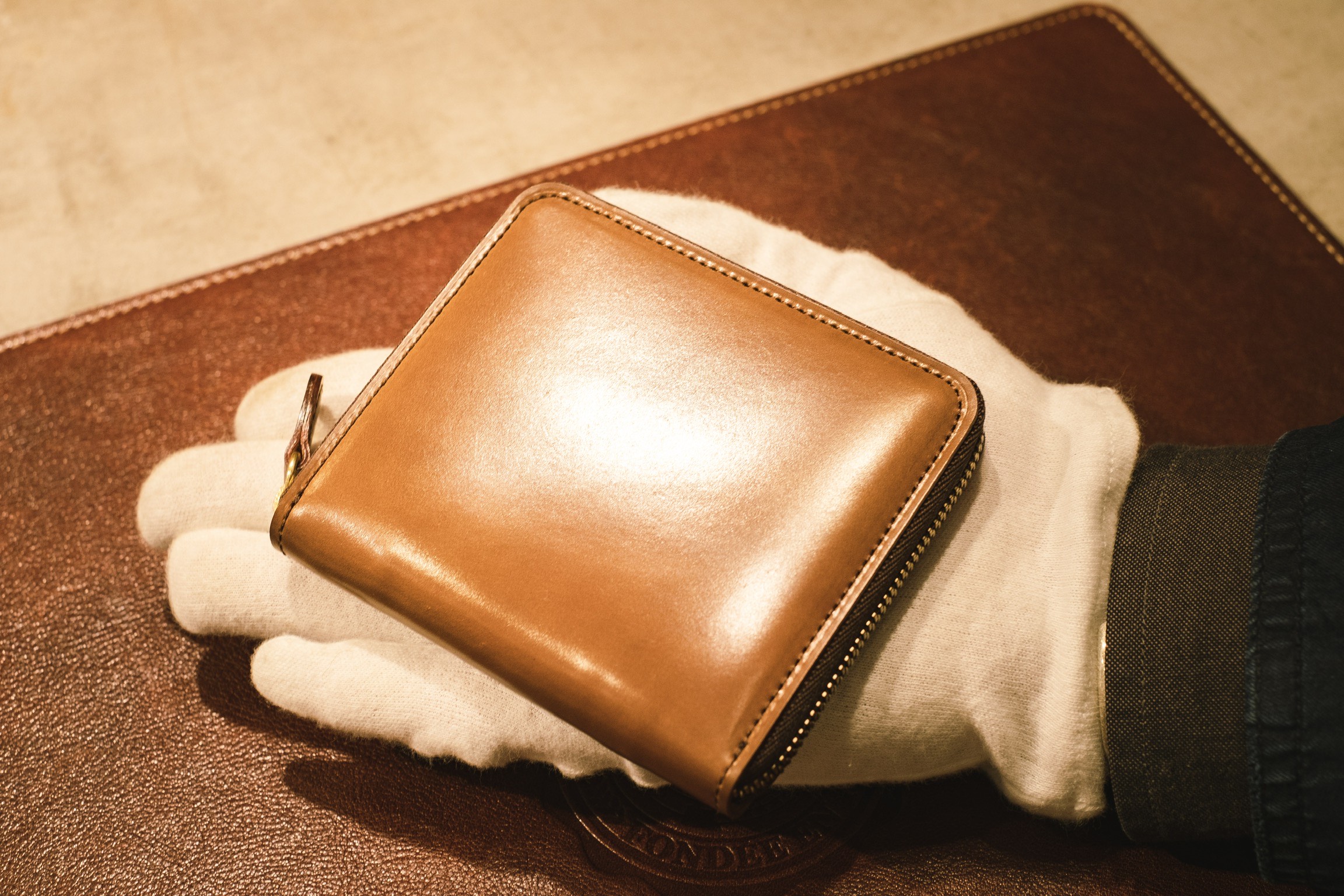 大阪店限定のコンパクトジップウォレットを手のひらにのせた写真