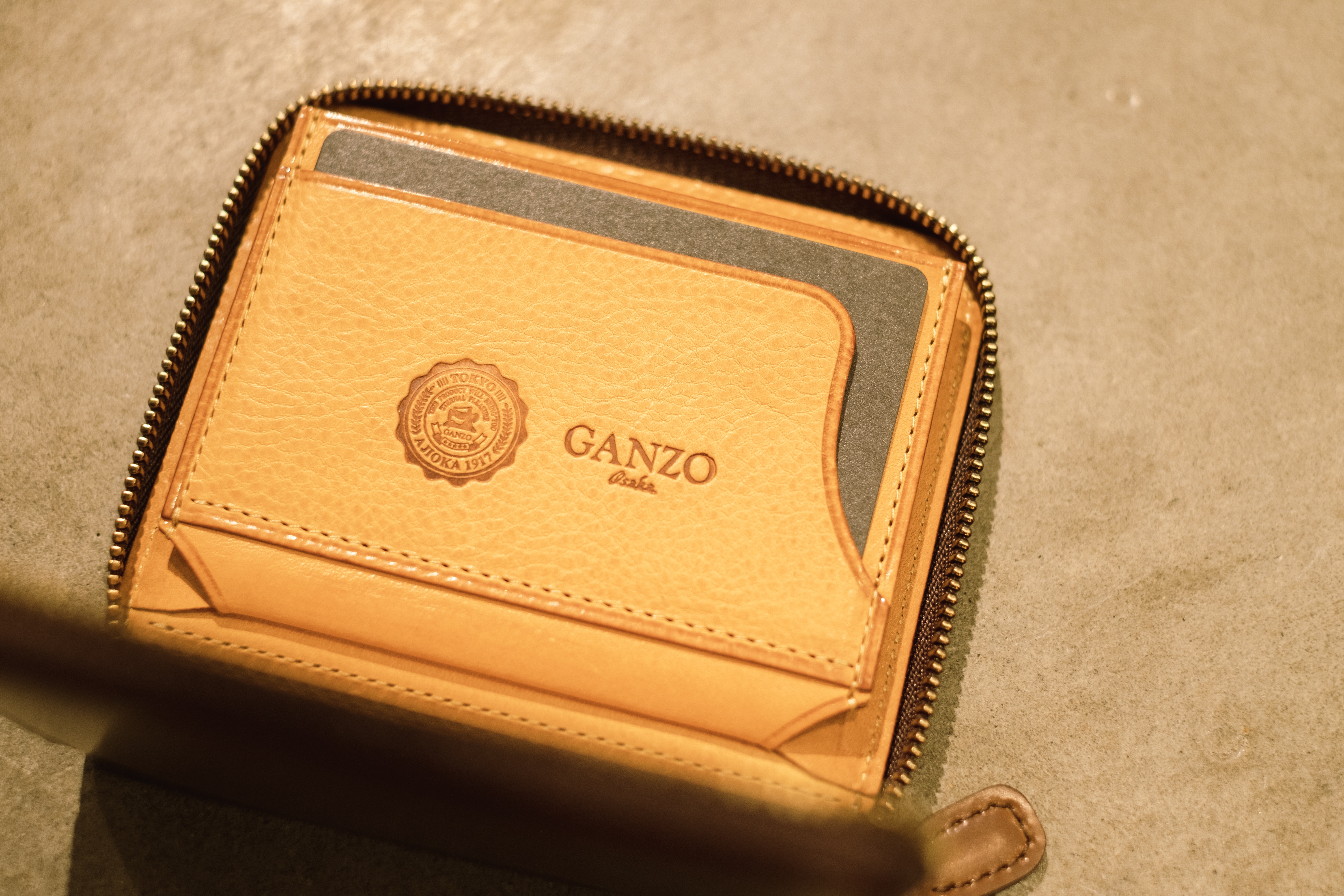 大阪店限定のコンパクトジップウォレットのカードポケットの写真